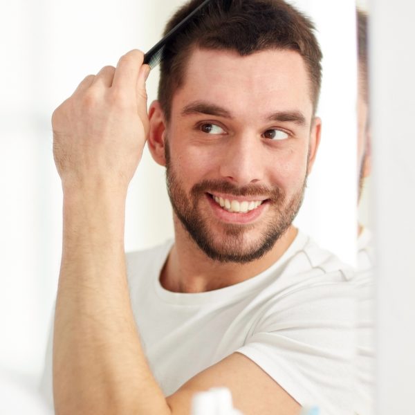 DoktorPerfekt Haartransplantation Mann Mann kämt sich sein volles Haar